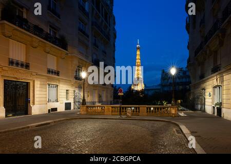 Pequeña calle en París con vistas a la famosa torre eifel, Francia