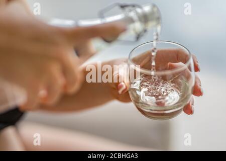 https://l450v.alamy.com/450ves/2cbhga3/verter-agua-primer-plano-verter-agua-de-bebida-fresca-purificada-de-la-botella-en-la-mesa-sobre-un-fondo-natural-borroso-2cbhga3.jpg