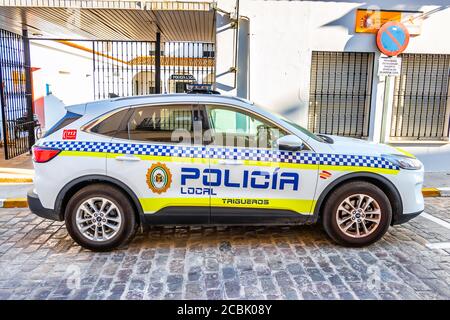 Trigueros, Huelva, España - 13 de agosto de 2020: Coche de policía municipal, Marca Ford Kuga, estacionado frente a la oficina de policía Foto de stock