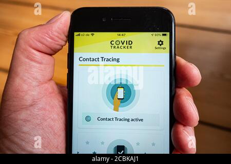 Detalle de la aplicación Covid Tracker producida por el Gobierno de Irlanda en la pantalla de un teléfono inteligente Foto de stock