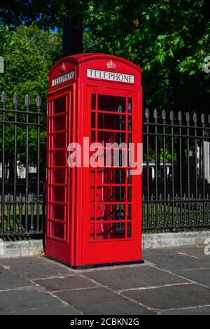 Inglaterra, Londres, Greenwich, icónico teléfono rojo del Reino Unido.