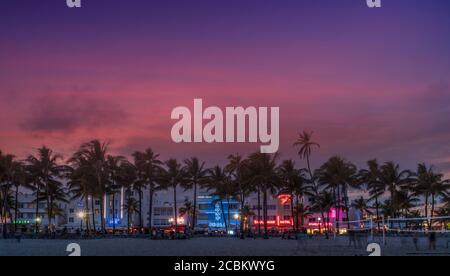 Hoteles art deco iluminados en Ocean Drive, Miami Beach, Florida, Estados Unidos