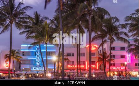 Hoteles art deco iluminados en Ocean Drive, Miami Beach, Florida, Estados Unidos