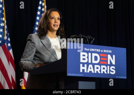 WILMINGTON, DELAWARE, EE.UU. - 13 de agosto de 2020 - candidato a la vicepresidencia de EE.UU. Con Joe Biden, Kamala Harris habla en la reunión informativa sobre el estado de COVID-19 en W.