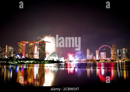 Fuegos artificiales en Singapur. Foto de stock