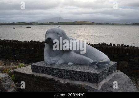 Escultura de sello realizada por Victor Daly y colocada por las ciudades de Bantry Tidy, con dos exposiciones informativas en Bantry, Co Cork, Irlanda. Foto de stock