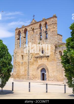 Esglesia Sant Esteve (Iglesia de San Esteban) en la ciudad de Peratallada en Cataluña, España. Estilo románico tardío, 12-13 siglo. Foto de stock