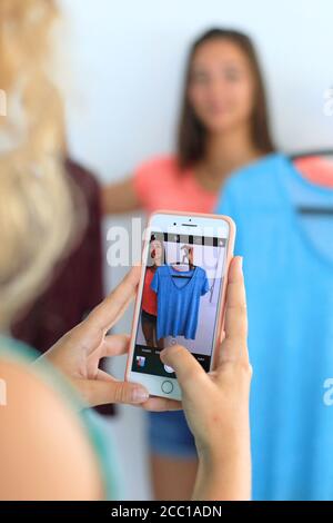 Joven adolescente en casa con un smartphone usando el Vinted app para vender  su ropa Fotografía de stock - Alamy
