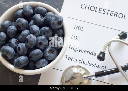 Arándanos en concepto de prevención de colesterol alto Foto de stock