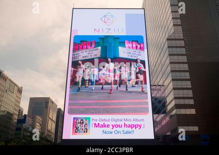 NiziU, 16 de agosto de 2020 : un video musical para la canción 'Make You Happy' del grupo de niñas japonesas NiziU se ve transmitido en una pantalla de gran tamaño para promover la música en Seúl central, Corea del Sur. NiziU lanzó su pre-debut digital EP 'Make You Happy' el 30 de junio en Japón y el 1 de julio a nivel internacional. La canción 'Make You Happy' ha stormed las listas de música japonesa desde su lanzamiento. JYP Entertainment de Corea del Sur se asoció con Sony Music Entertainment Japan para lanzar NiziU. El grupo de niñas formado por JYP Entertainment en Seúl va a hacer su debut oficial en noviembre. (Foto de Lee Jae-