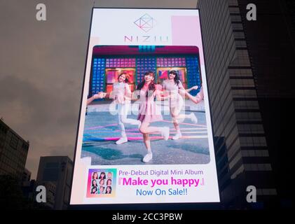 NiziU, 16 de agosto de 2020 : un video musical para la canción 'Make You Happy' del grupo de niñas japonesas NiziU se ve transmitido en una pantalla de gran tamaño para promover la música en Seúl central, Corea del Sur. NiziU lanzó su pre-debut digital EP 'Make You Happy' el 30 de junio en Japón y el 1 de julio a nivel internacional. La canción 'Make You Happy' ha stormed las listas de música japonesa desde su lanzamiento. JYP Entertainment de Corea del Sur se asoció con Sony Music Entertainment Japan para lanzar NiziU. El grupo de niñas formado por JYP Entertainment en Seúl va a hacer su debut oficial en noviembre. (Foto de Lee Jae-