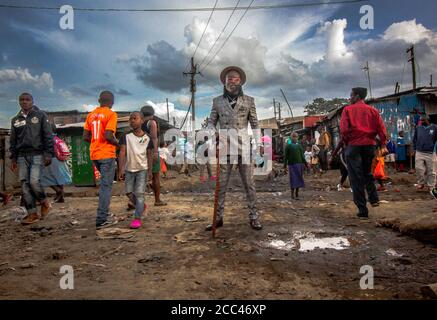 Nairobi, Kenia. 26 de febrero de 2020. Dennis Anzere bien conocido por su  nombre de calle como Baqteria toma el control de las calles concurridas en  su atractivo traje durante una calle