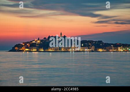 Paisaje urbano de Primosten en el mar Adriático durante la hora azul Foto de stock
