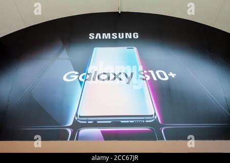 DUBAI, EMIRATOS ÁRABES UNIDOS - 25 de febrero de 2019: Samsung Galaxy S10 smartphone de Samsung tienda en Dubai Mall Foto de stock