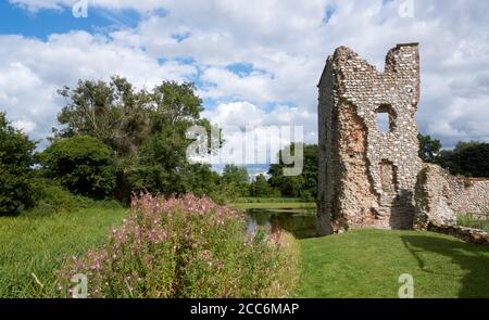 Los restos de una torre en el Castillo de Baconsthorpe, Norfolk, Inglaterra.