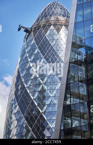 El pepinillo edificio en la ciudad de Londres.