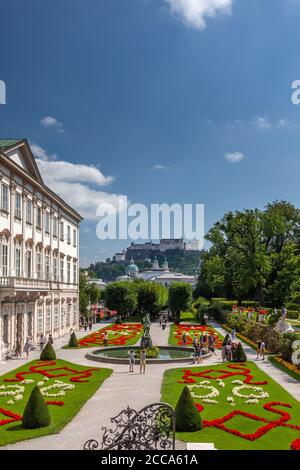 Una vista de los jardines Mirabell y la fortaleza de Hohensalzburg en verano Foto de stock