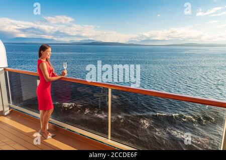 Viaje de lujo viaje estilo de vida mujer en vacaciones de lujo en Europa. Asiática elegante dama bebiendo champán vidrio viendo la puesta de sol en terraza privada del balcón