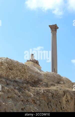 Serapeum y el Pilar de Pompey y la esfinge. Foto de stock