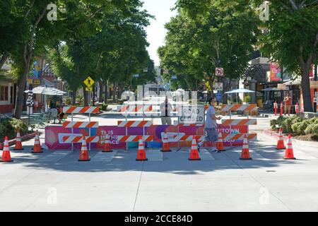 Burbank, CA / EE.UU. - 28 de julio de 2020: San Fernando Blvd. - una calle principal en el distrito comercial de la ciudad - se muestra cerca del tráfico de vehículos. Foto de stock