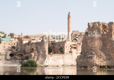 Una vista del río Tigris y la antigua aldea kurda de Hasankeyf en la región de Anatolia oriental, en el sureste de Turquía. Foto de stock