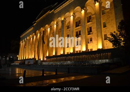 Tbilisi Antiguo edificio del Parlamento en la Avenida Rustaveli Foto de stock