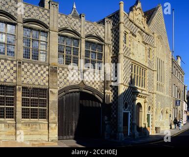 El exterior de la Casa Consistorial y Trinity Guildhall, ciudad de Kings Lynn, Norfolk, Inglaterra, Reino Unido. Foto de stock