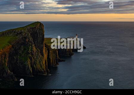 Neist Point la isla de Skye se bañó en el sol de la noche Foto de stock