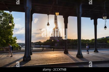 Torre Eiffel vista desde el puente contra el cielo azul durante el amanecer, París, Francia