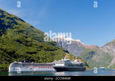 Fiordo De Noruega El Crucero Balmoral Hellesylt Primavera Mayo Cielo Azul Fotografia De Stock Alamy