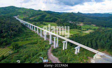 Pekín, China. 29 de julio de 2020. Foto tomada el 29 de julio de 2020 muestra el sitio de construcción del Ferrocarril China-Laos en el norte de Laos. El Ferrocarril China-Laos funcionará a más de 400 km de la puerta fronteriza de Boten en el norte de Laos, en la frontera con China, a Vientiane con una velocidad de operación de 160 km por hora. El proyecto comenzó en diciembre de 2016 y está programado que esté terminado y abierto a TRAFFIC en diciembre de 2021. Crédito: Pan Longzhu/Xinhua/Alamy Live News Foto de stock