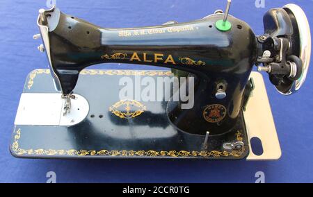 Alfa Eibar 3945. Máquina de coser mecánica eléctrica con cuerpo de hierro