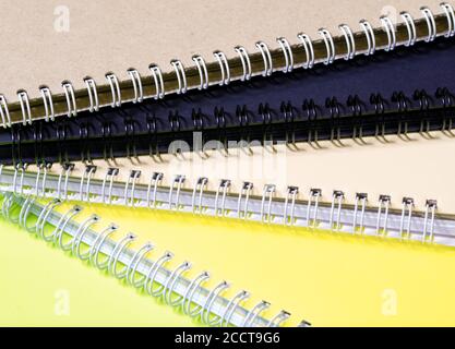 Pila de cuadernos de colores con borde en espiral, escuela o formación Foto de stock