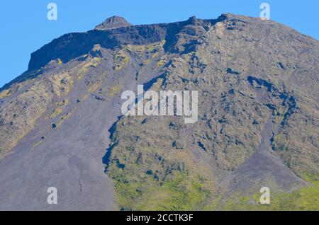 El volcán Pico cónico que se cierne sobre su isla homónima (archipiélago de las Azores, Portugal) Foto de stock