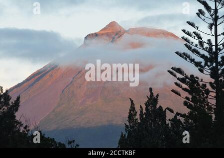 El volcán Pico cónico que se cierne sobre su isla homónima (archipiélago de las Azores, Portugal) Foto de stock