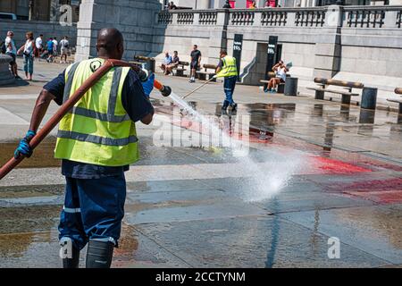 Extinción Rebellion tains las fuentes en Trafalgar Square para su Sangre en tus manos Foto de stock