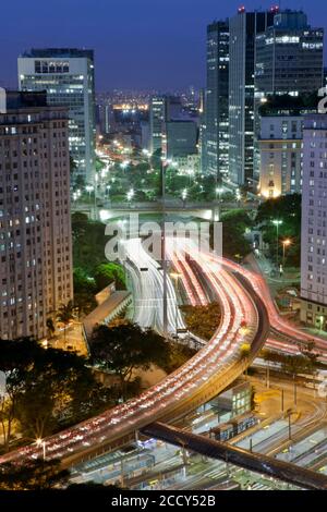 Los coches forman el Dr. Eusebio Stevaux Viaduct en el centro de Sao Paulo, Brasil Foto de stock