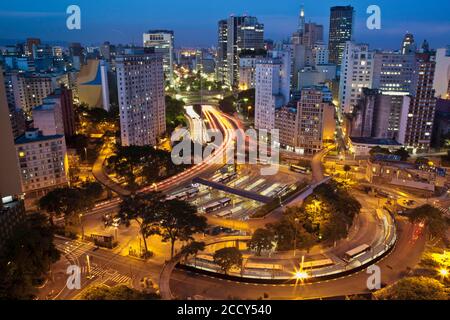 A última hora de la tarde se ilumina el centro de Sao Paulo, Brasil Foto de stock