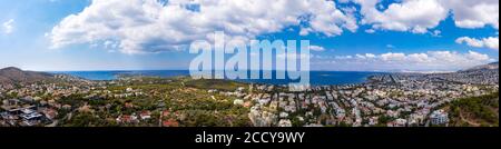 Atenas Grecia riviera panorama. Vista aérea de la costa de Vouliagmeni y Kavouri, distrito residencial de alta clase. Cielo azul nublado sobre el agua de mar Foto de stock