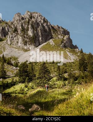 Un excursionista de camino a Col de base, Suiza Foto de stock