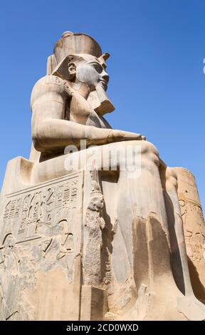 Colossus de Ramsés II, Corte de Ramsés II, Templo de Luxor, Patrimonio de la Humanidad de la UNESCO; Luxor, Egipto Foto de stock