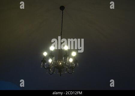 Una sola lámpara de araña de una manera lujosa Foto de stock