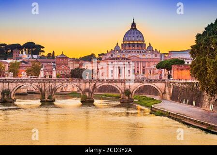 Roma, Italia - Ciudad del Vaticano con la Basílica de San Pietro, puesta de sol sobre el río Tevere. Foto de stock