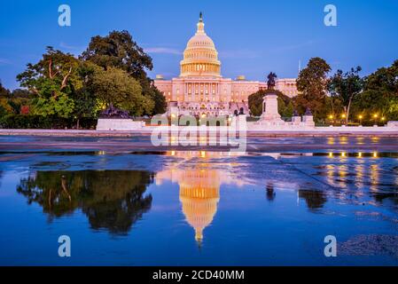 Washington DC, EE.UU. - el Capitolio de los Estados Unidos en el crepúsculo.