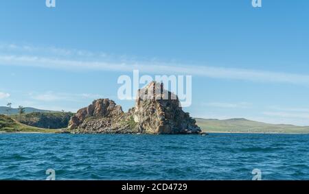 Shamanka Rock en Olkhon. Cabo Burhan. Hermoso paisaje del Lago Baikal Siberiano. Concepto de viaje. Foto de stock