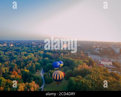 Los globos de aire caliente se preparan para un despegue temprano por la mañana del parque en la pequeña ciudad europea, región de Kiev, Ucrania Foto de stock
