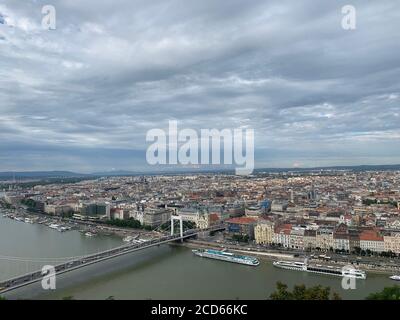 El horizonte de Budapest desde la cima de la colina de la estatua de la libertad. Budapest, Hungría.