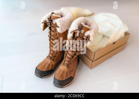 Nuevas botas de invierno comprar nuevos zapatos de senderismo en línea de  compras y entrega. Caja de zapatos abierta en la sala de estar en casa  Fotografía de stock - Alamy
