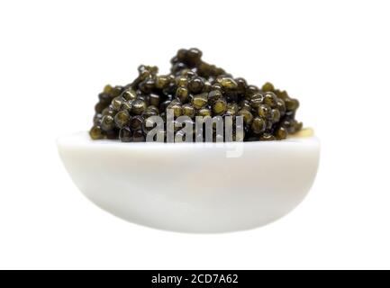 Caviar negro sobre huevo hervido aislado sobre blanco