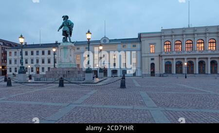 Vista nocturna a Gustaf Adolfs Torg, plaza Gustav Adolf en Gotemburgo, Suecia. Monumento al rey Gustav Adolf fue erigido en 1854 Foto de stock